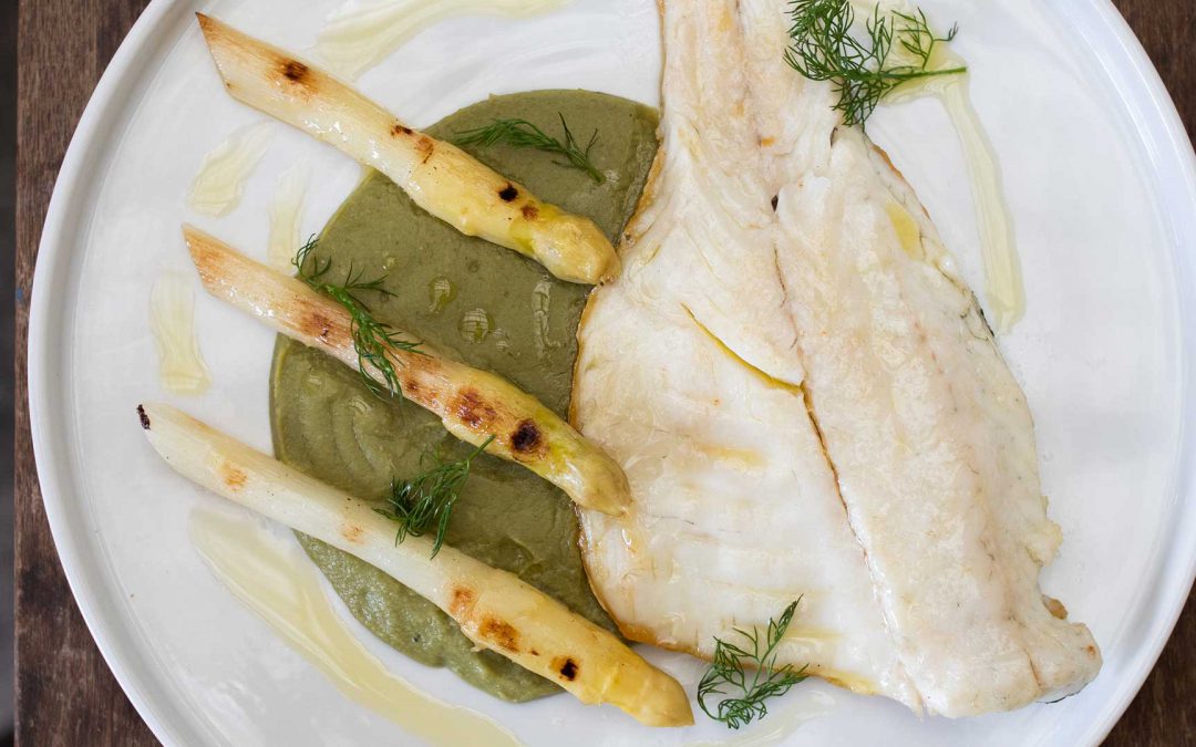 Ricetta Filetto di Orata con asparagi bianchi su crema di fave